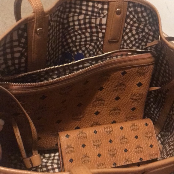 Authentic MCM extra large beautiful handbag - Picture 8 of 10